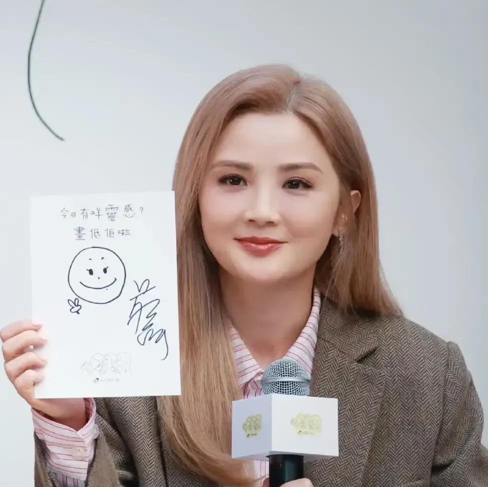 阿娇和阿sa同框，44岁和43岁，这状态差也太真实了吧！想当年她们唱着《下一站