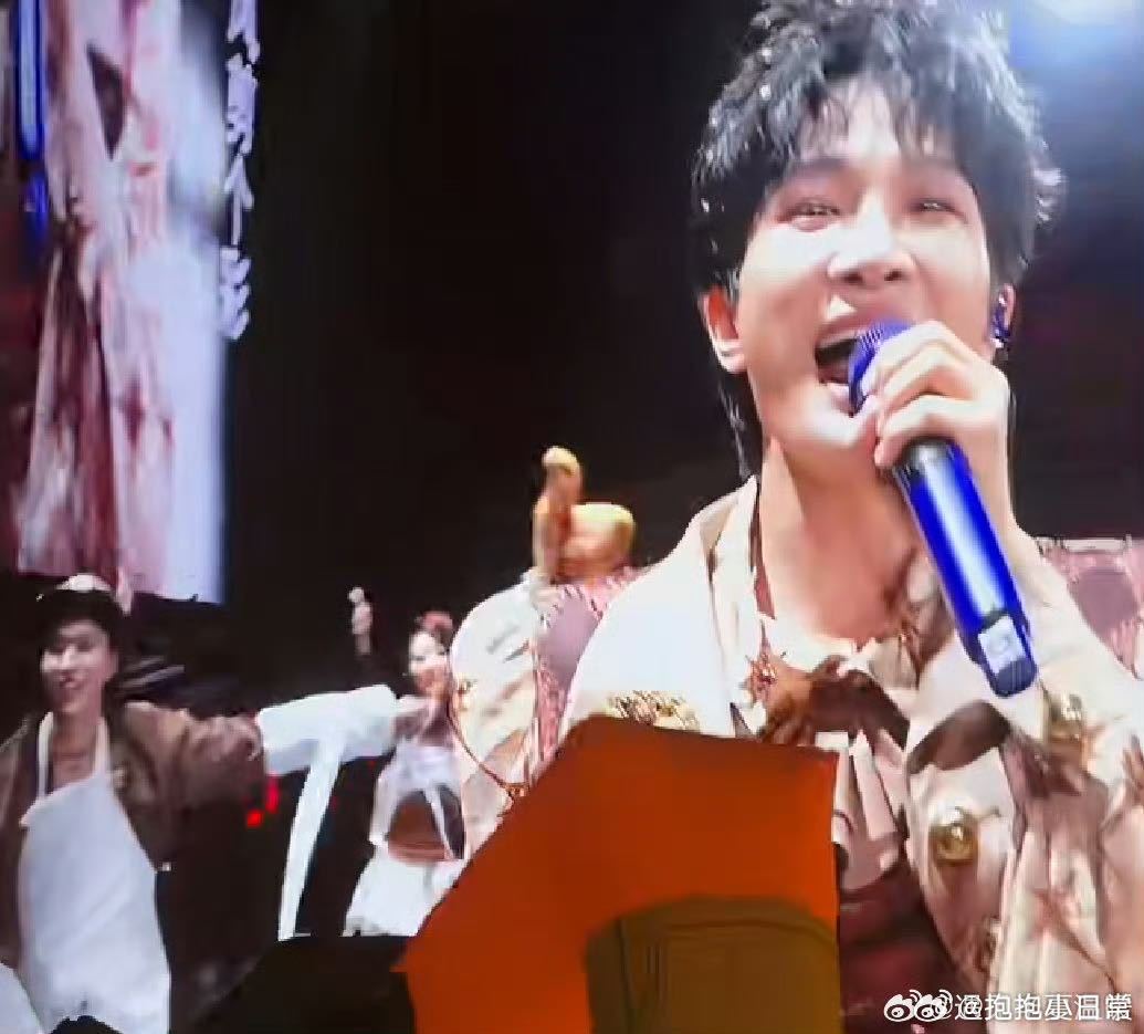 周深演唱会现场有人扯面在周深的郑州演唱会上，扯面表演成了最大的亮点，现场气氛瞬