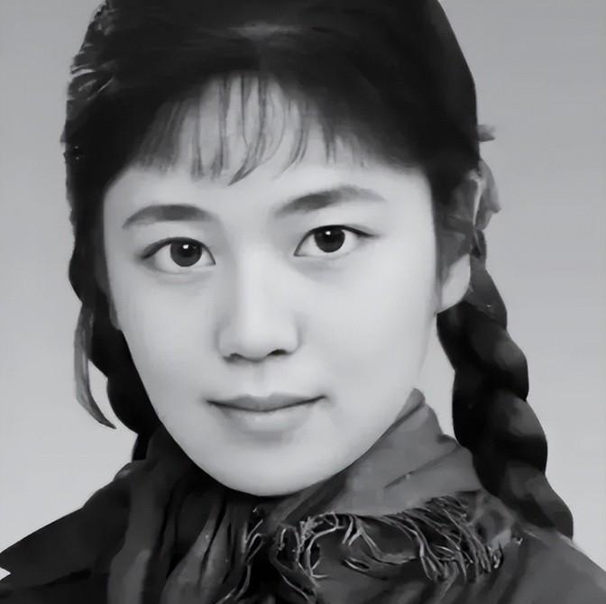 1977年，知青于文娟返城，恋人跟着列车狂奔，她擦干眼泪，大喊道：“别追了，我们