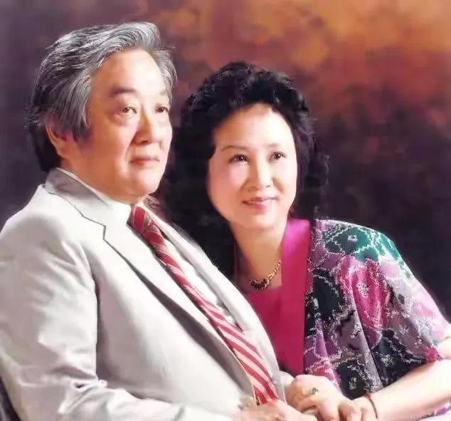 1964年，琼瑶离婚后，做了平鑫涛的情妇。平鑫涛的妻子哭着求她，把丈夫还给自己，