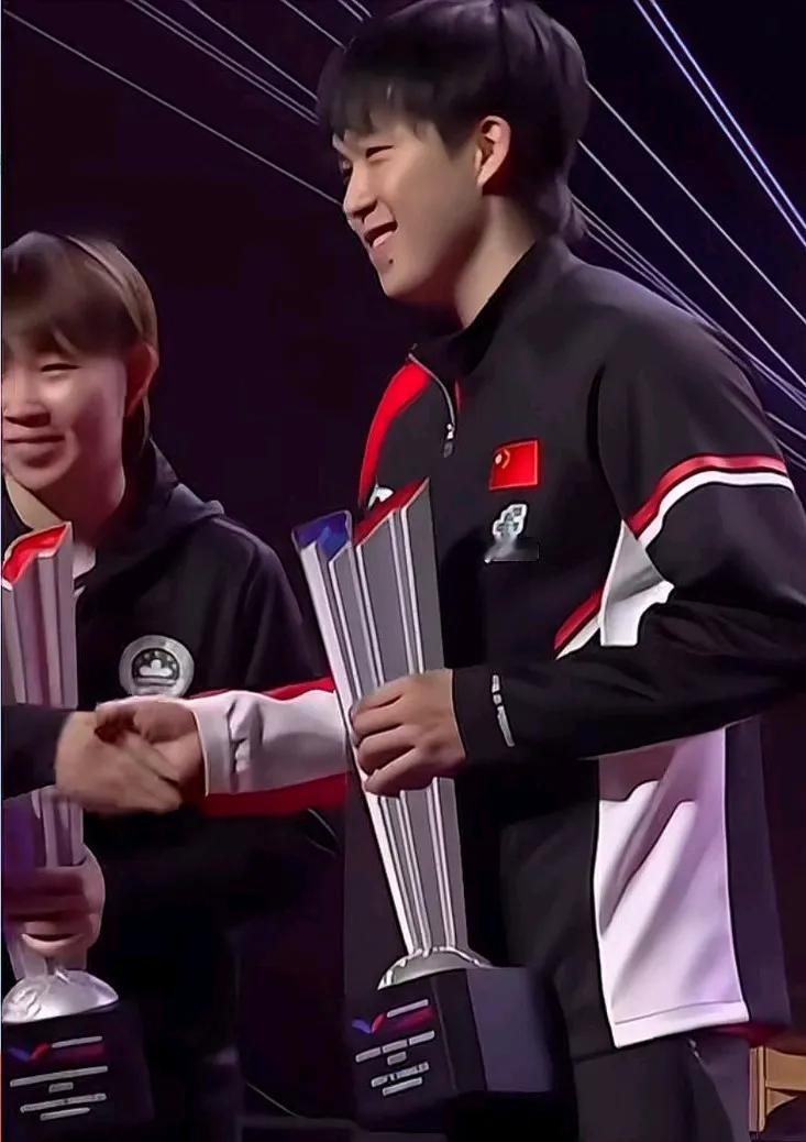 这个小朱不简单，球技高，思想素质也高恭喜朱雨玲，王楚钦＜都是中国人太棒了