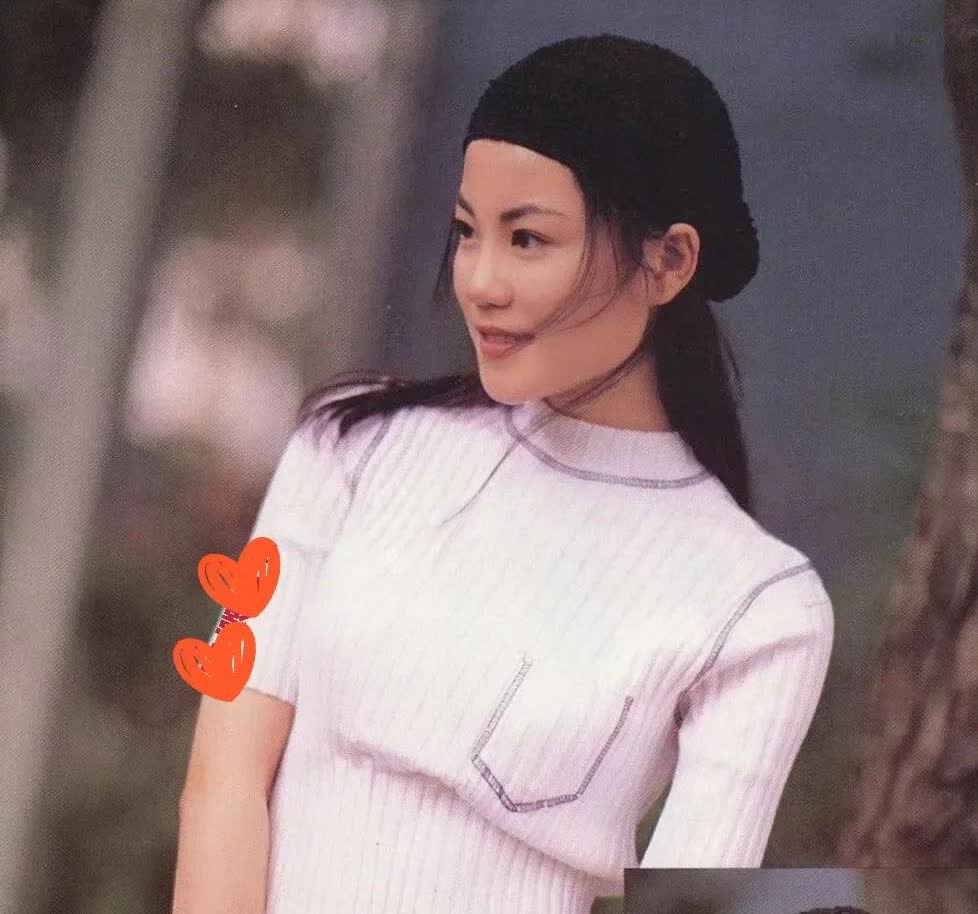 32年前的王菲原来长这样子。翻到了一本1993年的娱乐八卦杂志，那时王菲还叫