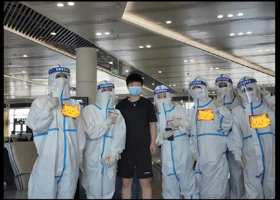 宝子们，刷到一张疫情期间孙颖莎和医护人员的合影！莎莎站在身着防护服的医护人员中间