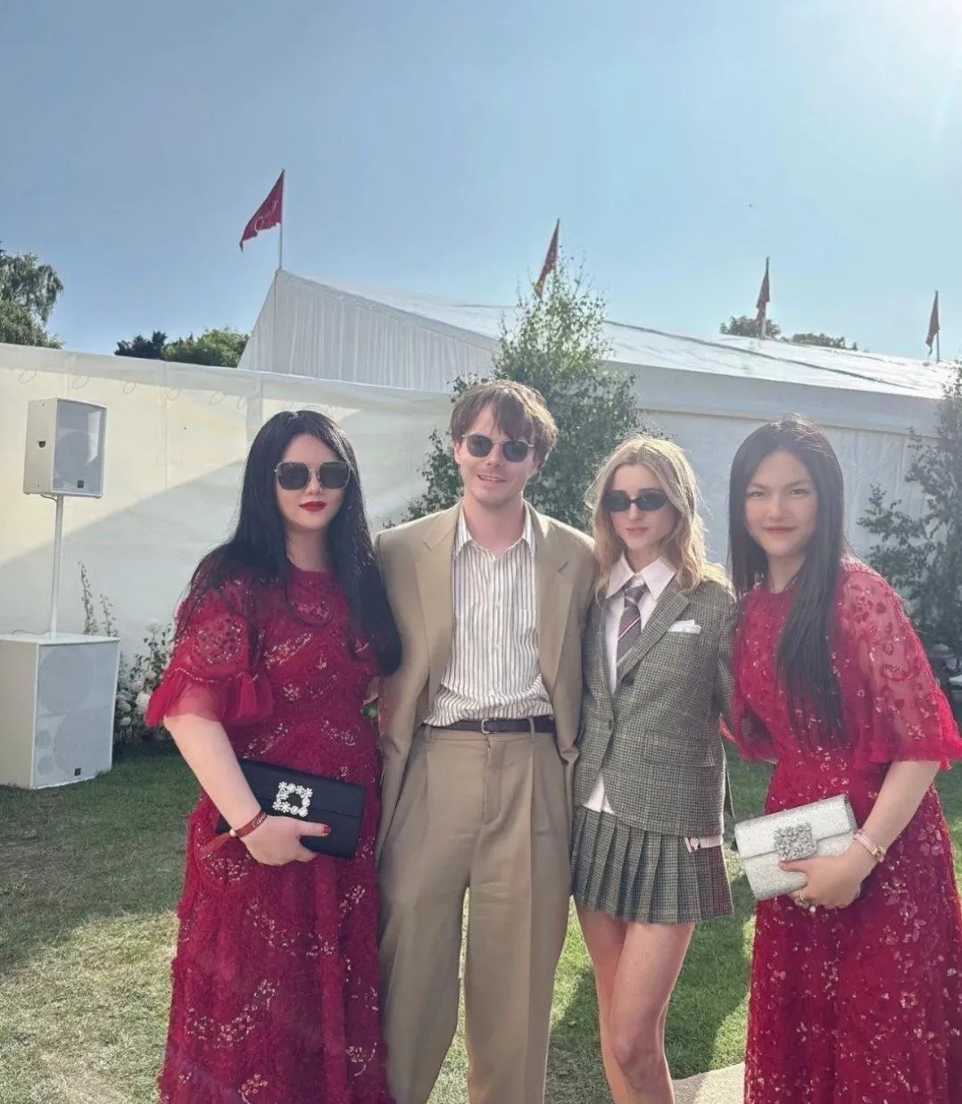 李湘母女参加英国贵族派对，两人尽然穿一样的红色裙子，李湘看着还行，王诗龄就显得成