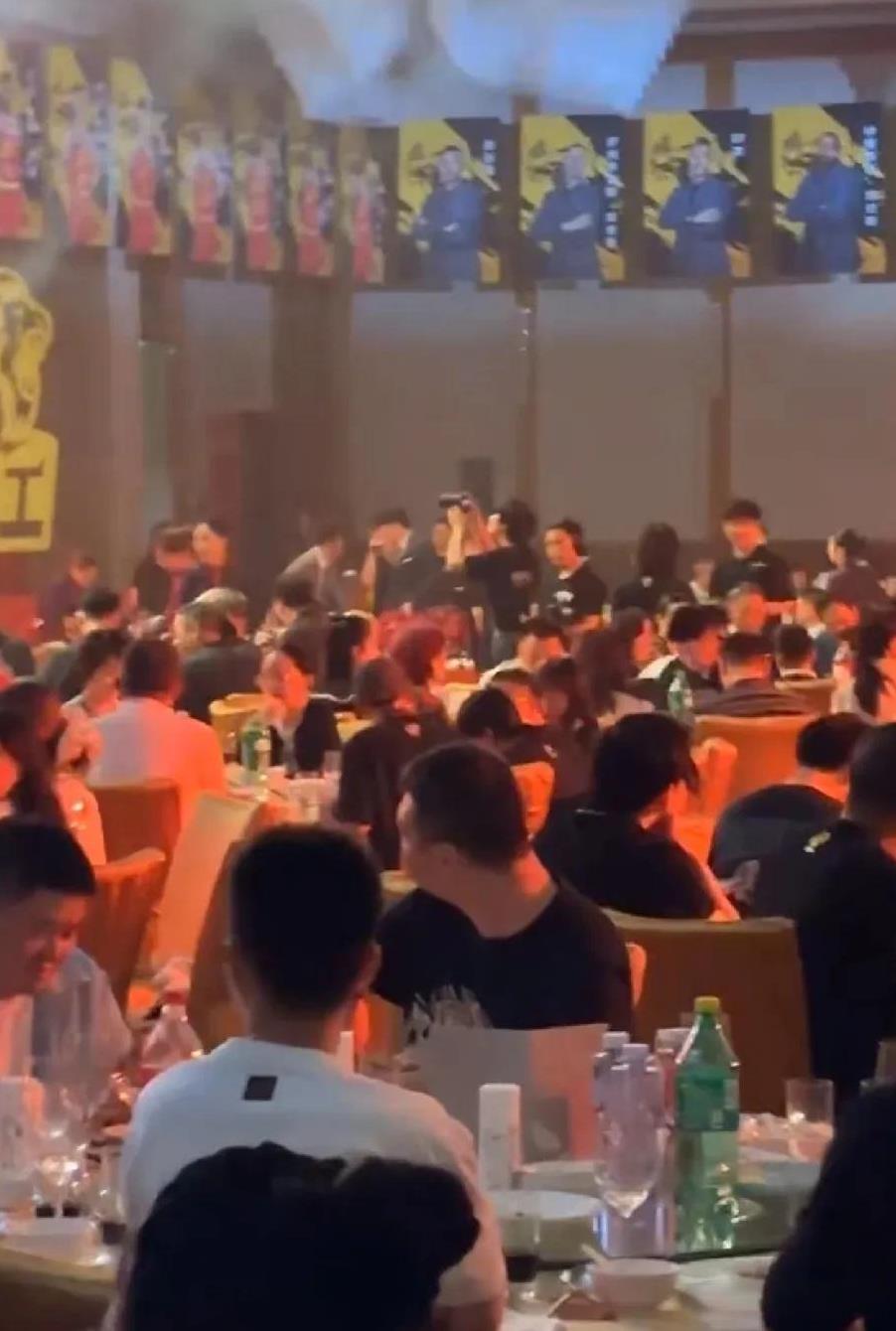 王非参加浙江庆功宴！楼明今天在杭州举办冠军庆功宴，除了邀请李春江及方俊外，浙江