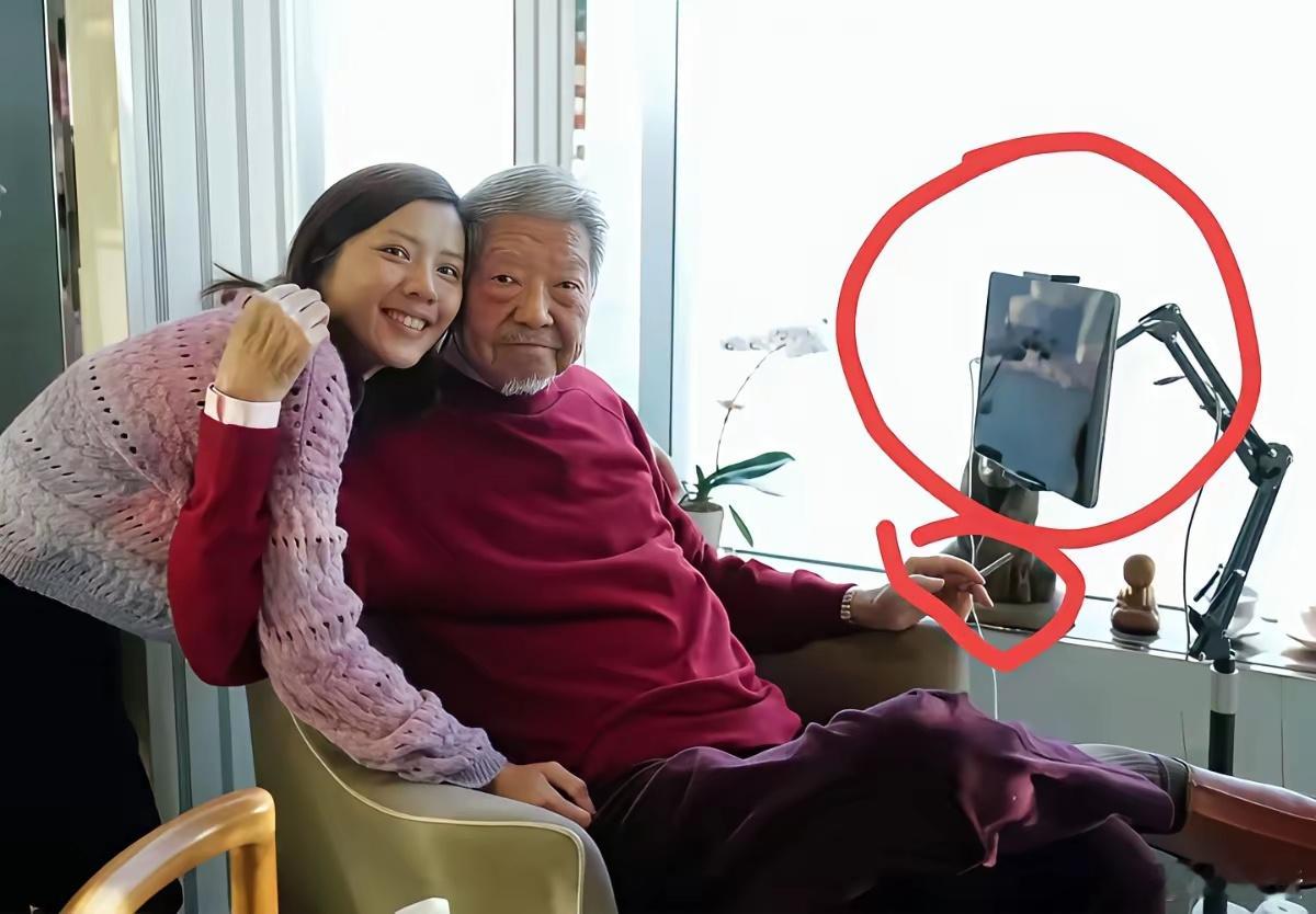 蔡澜的晚年生活太让人羡慕了。​他长居香港半岛酒店套房，直面维港，月耗百万雇八