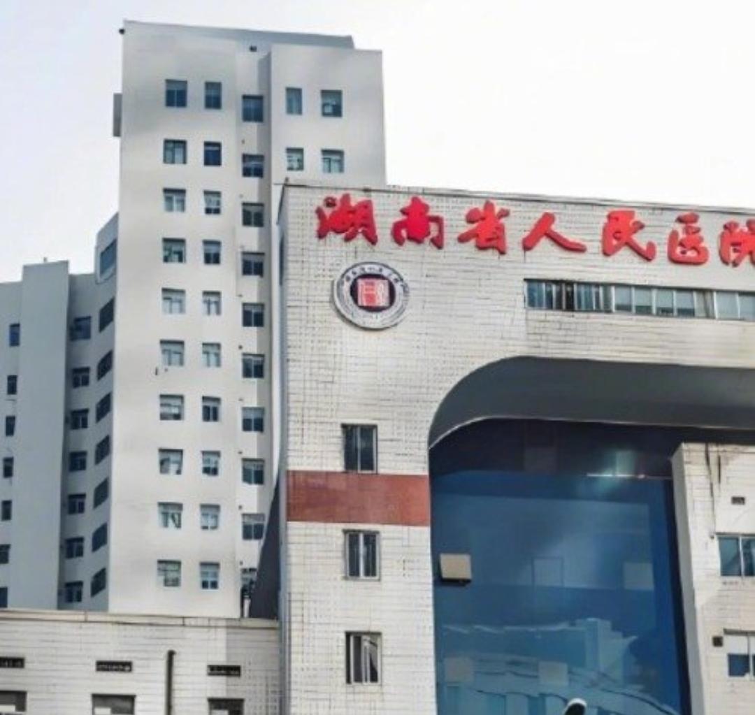 三甲医院塌房！副院长出轨眼科主任，6月刚被罚3万！谁能想到？百年三甲医院竟曝