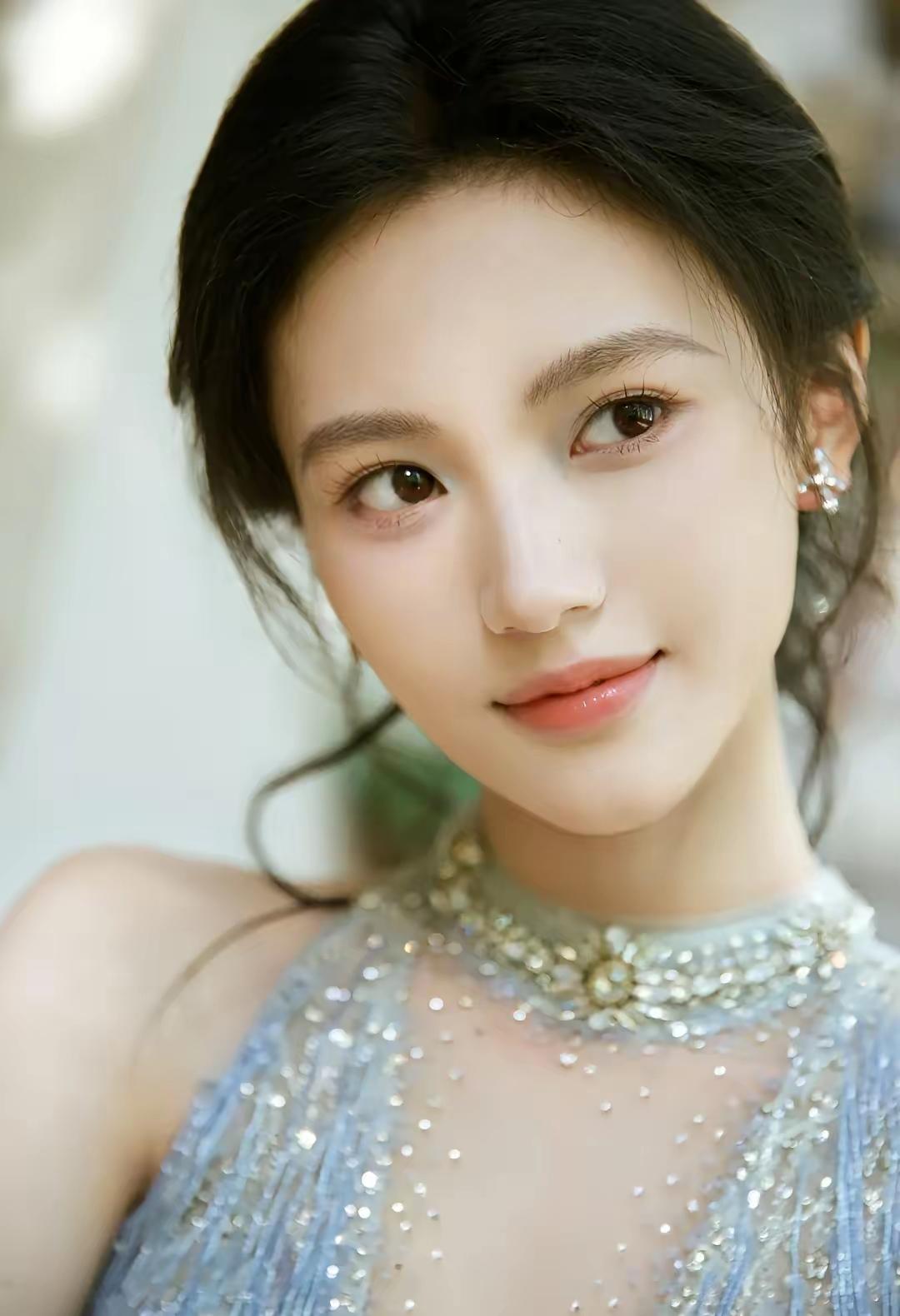 美女壁纸～冰蓝色的渐变礼裙，恰似揉碎了深海的星光挂脖处的水钻闪着清辉，衬得肩颈