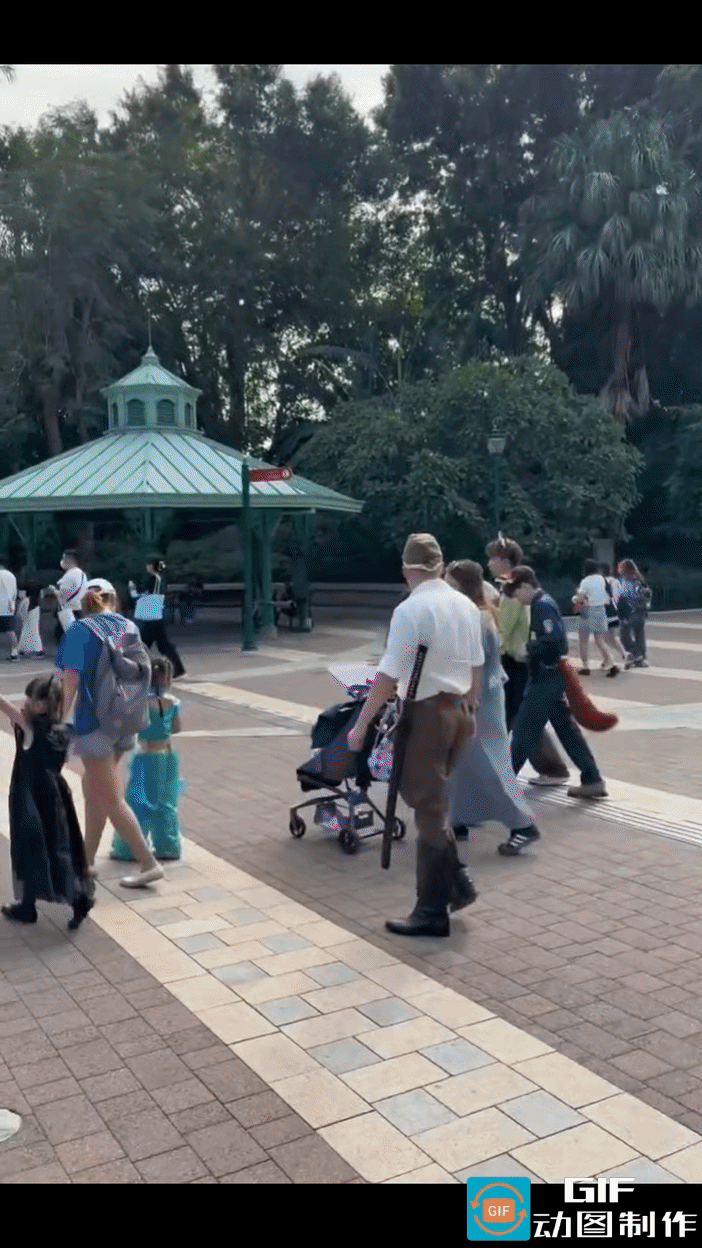 香港迪士尼乐园，出现了令人愤怒的一幕，一名头缠白布，身穿日军“大佐”服装的年轻人