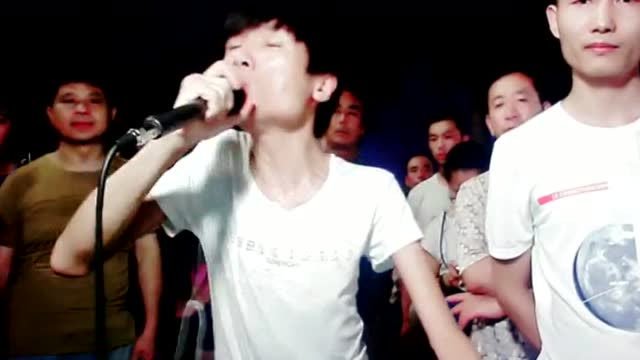 [拍客]残疾歌手王亮翻唱流浪兄弟(10)_土豆视频