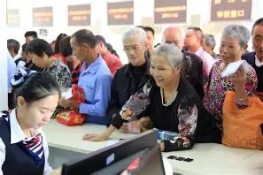 我们正亲眼见证一场社保史上的“绝版奇观”！如今领高额养老金、逛遍全球游玩的这辈人