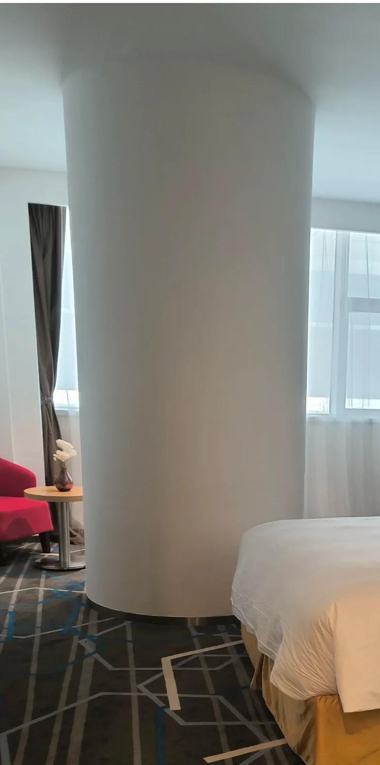 前台说房间有个柱子你不介意吧我说我不介意然后入住房间后我真的挺介意的。。。