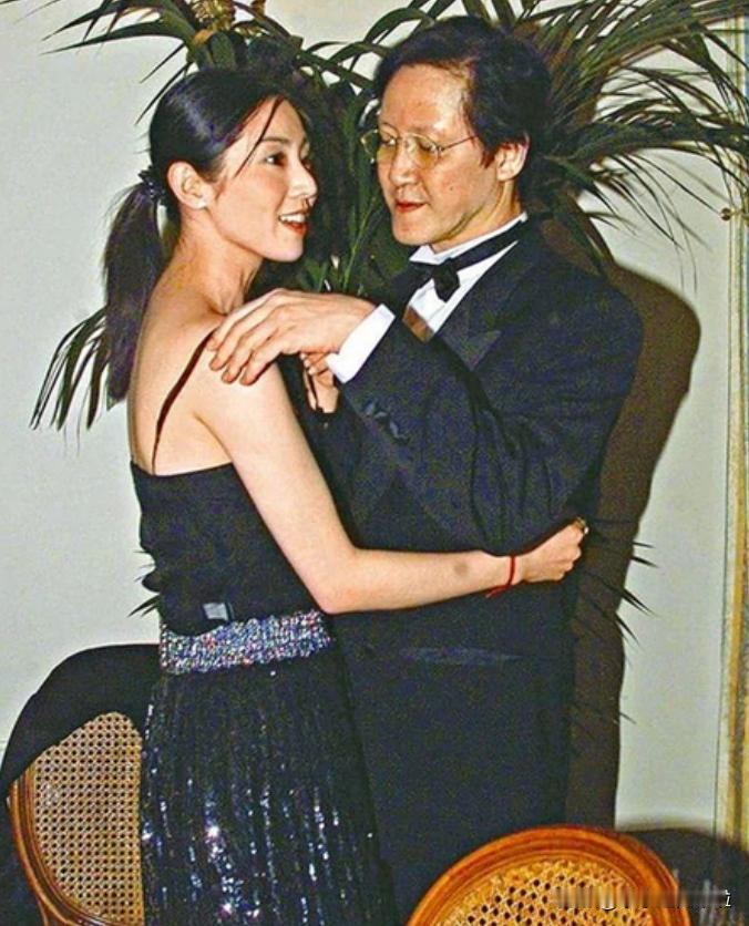 1998年，香港尖沙咀一家粤菜餐厅的包厢里，48岁的永盛电影老板向华胜第一次