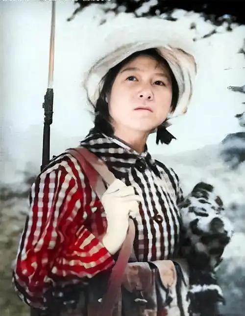 1975年神农架惊险一幕！19岁姑娘躲进树林方便，偶遇两米巨豹，徒手将豹子活活制