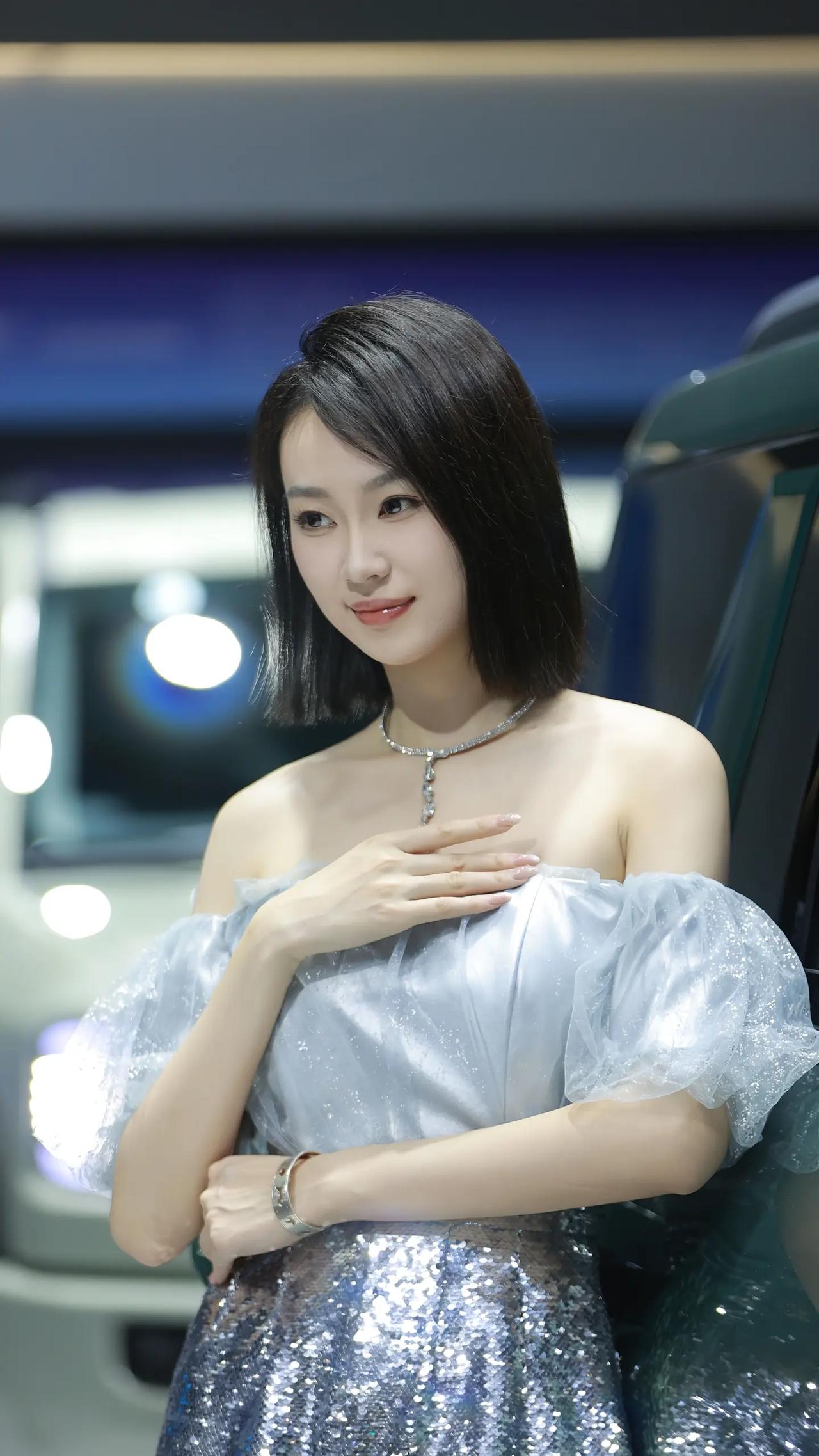 银蓝珠光，车展的惊艳时刻。冰蓝缎面裹挟着细碎钻光，一字肩纱袖垂落温柔弧度，亮