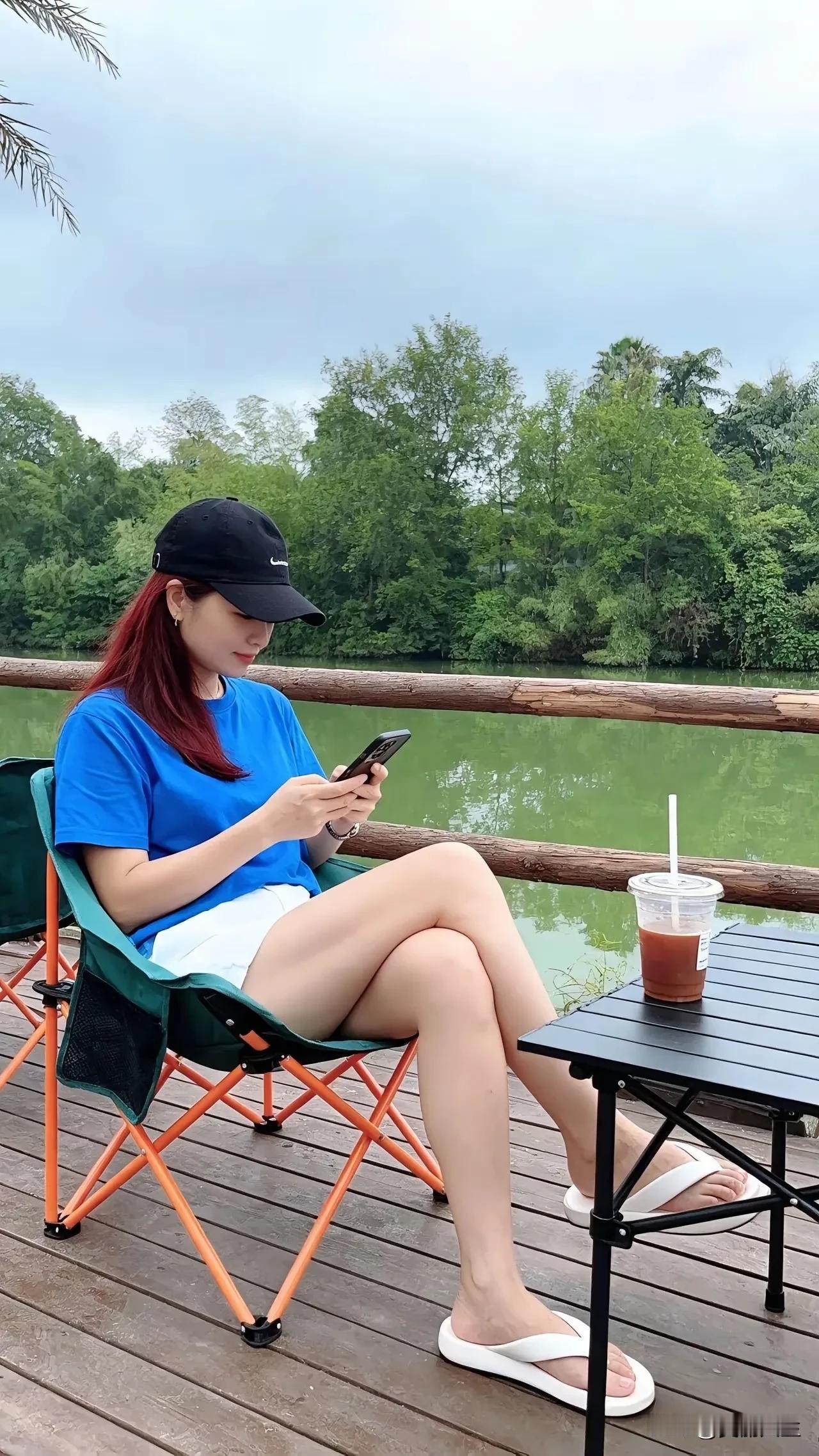 湖畔的花开又花落，而你，赛里木湖，始终如一，守护着这份宁静与美好。