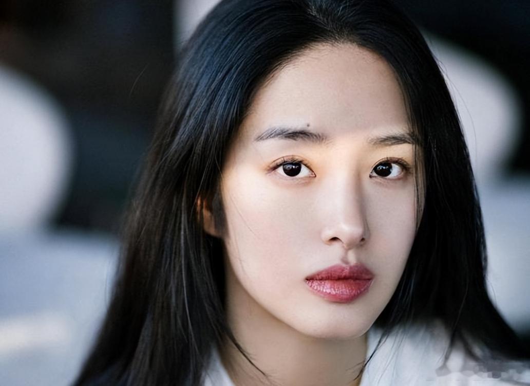 杨采钰昨天在评论区怼人了。有人追着问她隐婚是不是连婚礼、满月酒都没办，她直接甩了