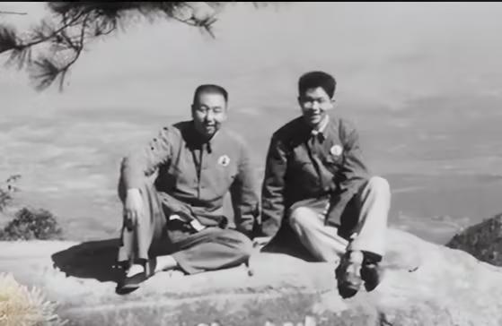 1981年，华国锋退下来后，组织部门专门找到他的秘书曹万贵，桌上摊着好几份调令，