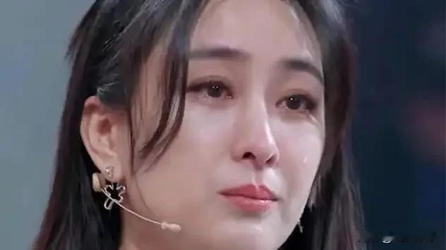 近日，某新晋女演员被曝在4个月剧组拍摄期内频繁更换11名工作人员，涵盖经纪人、助