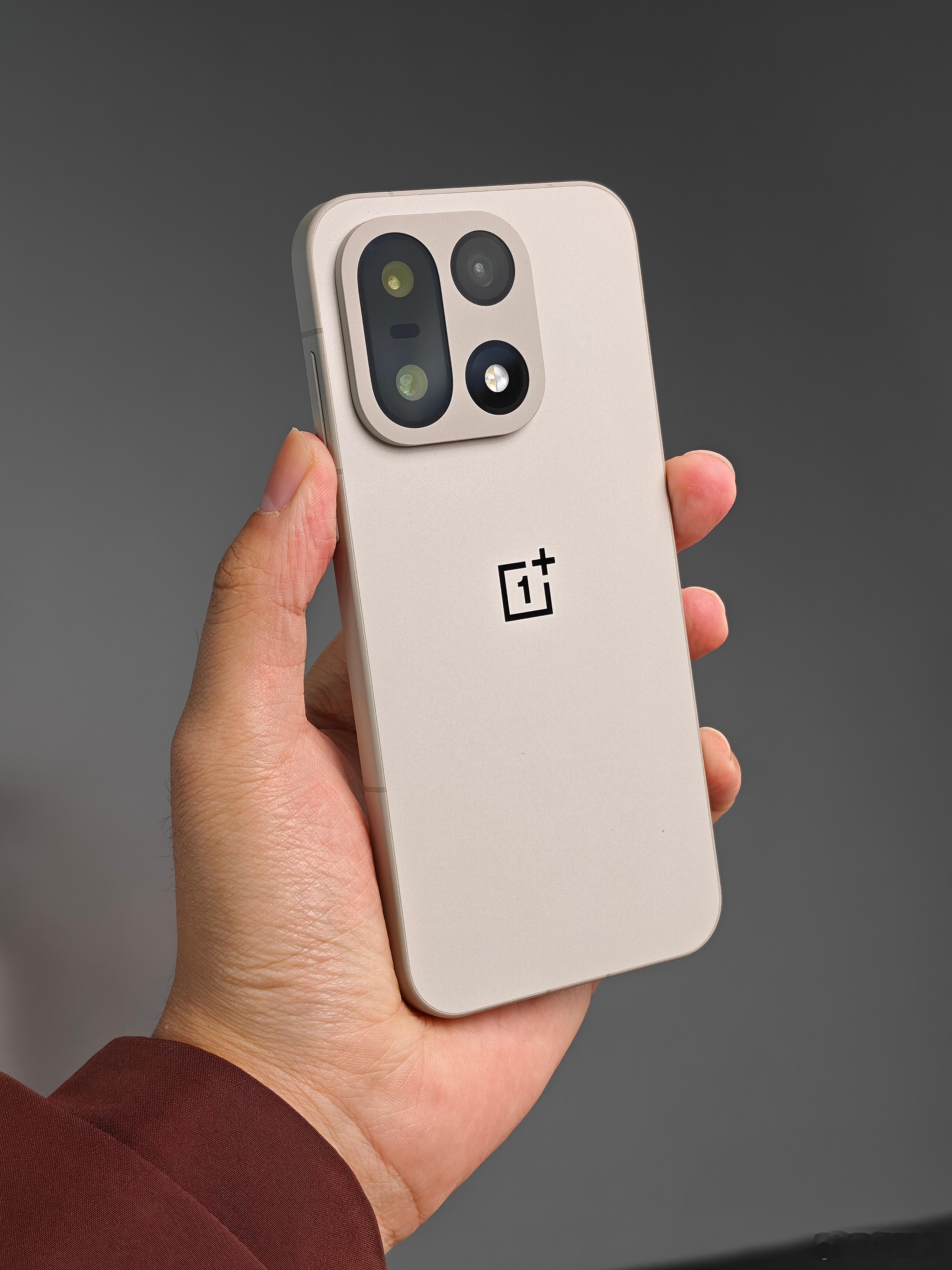 我觉得今年外观质感最强的手机就是这两台，一加15原色沙丘和iPhoneAir。