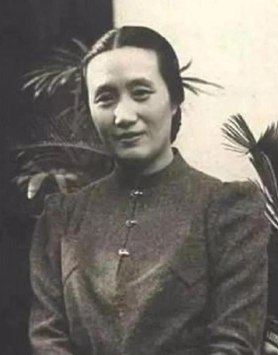 1925年，已连生四女的董竹君，为满足丈夫想要儿子的心愿，冒险怀上第五胎。谁料，