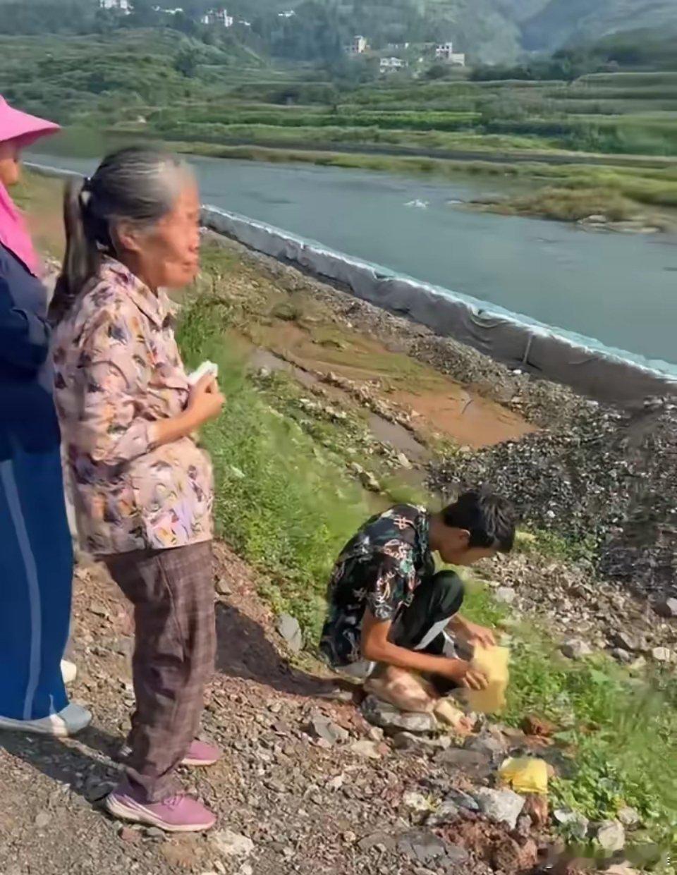 贵州，31岁的网红老表，彭仕运，嫌弃天气热得受不了，他和弟弟一起来到河边，两个人
