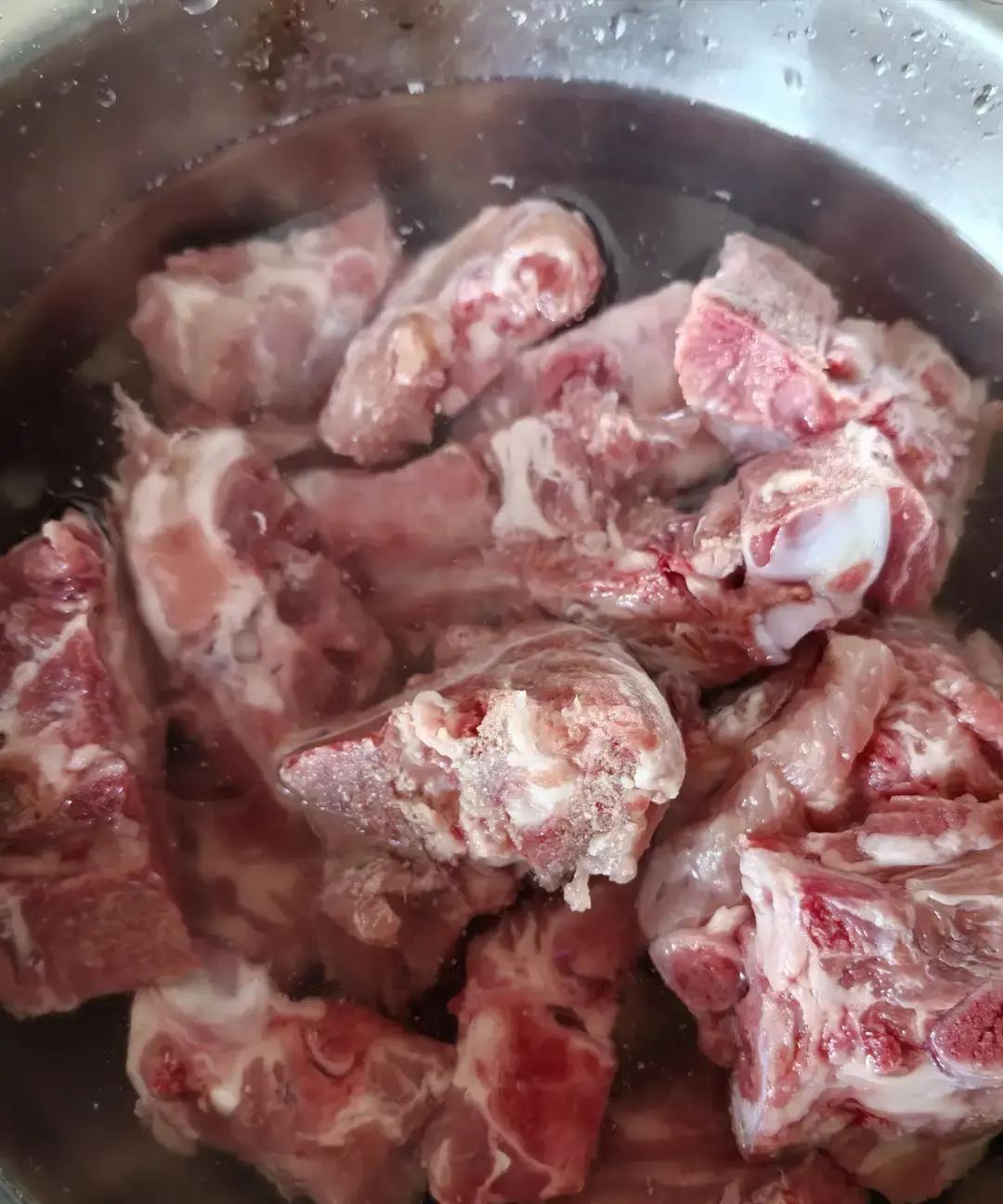 我刷到一位阿姨晒家常菜，说是专门给儿媳做的。儿媳爱吃她炖的牛腩，她一大早就去