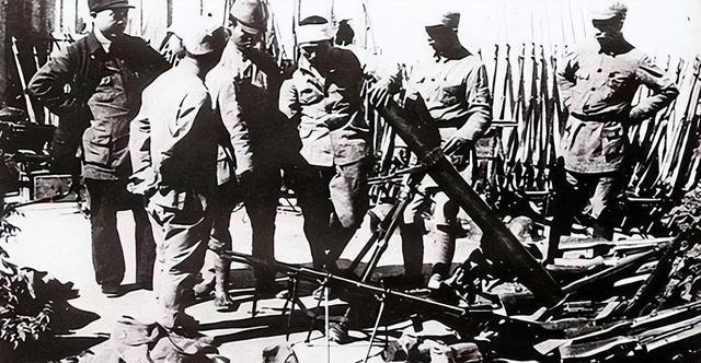 1946年，义勇军第一支队在通化城内，抓获了3000多名日军俘虏，把他们押到冰河