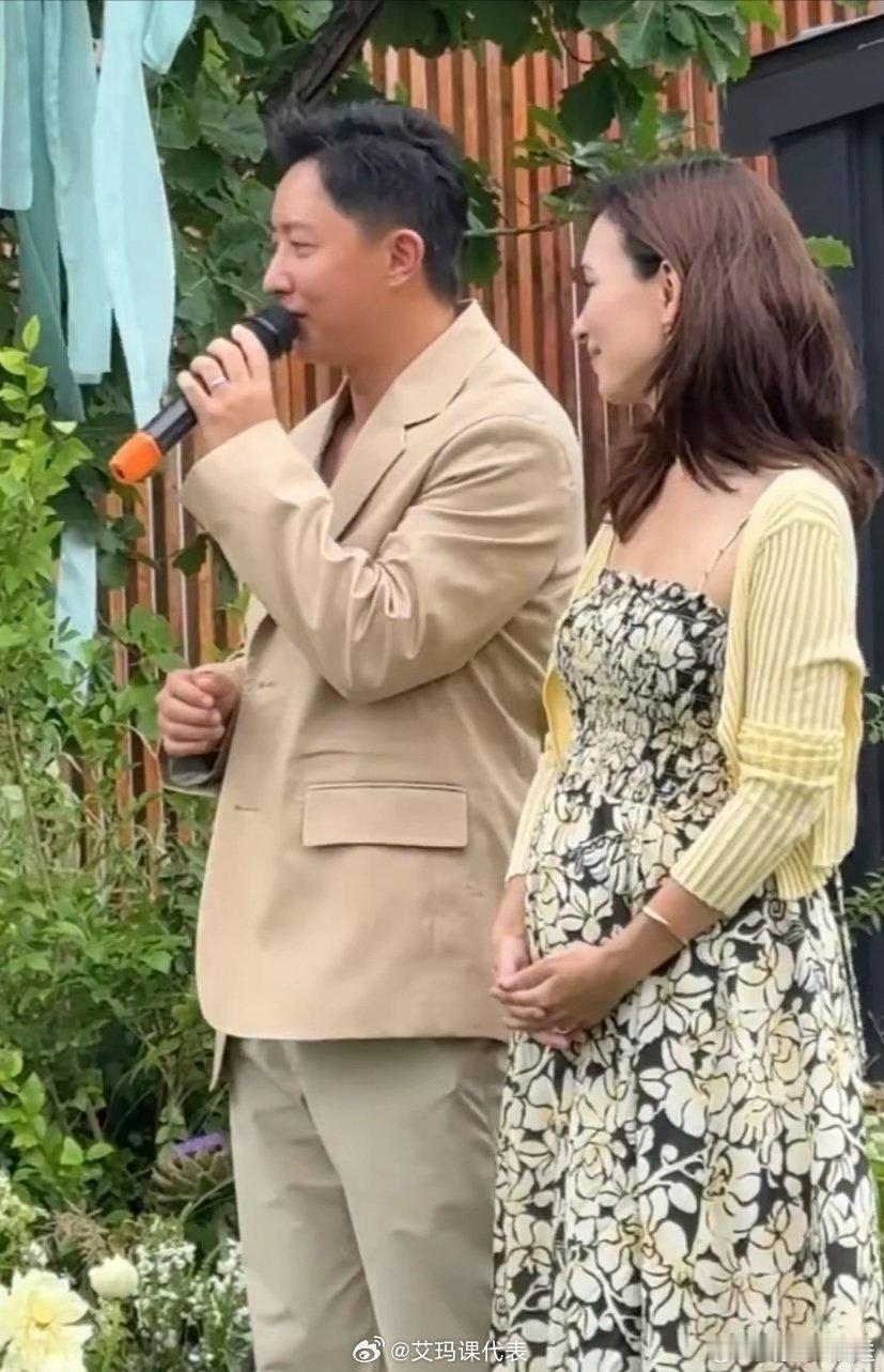 韩庚卢靖姗参加好友婚礼卢靖姗孕肚韩庚与怀有二胎的妻子卢靖姗一同出席好友婚礼，