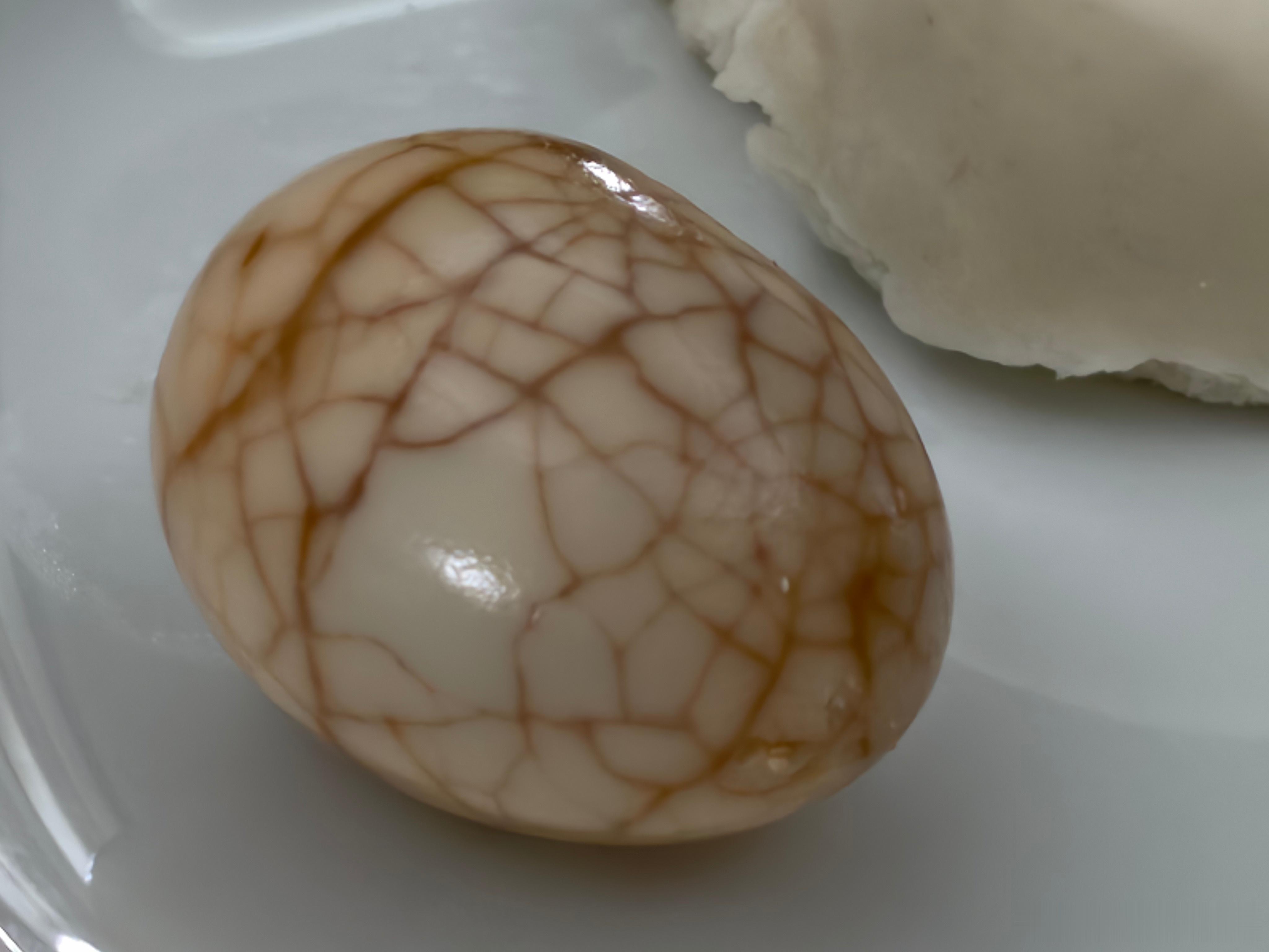 今天早饭可圈可点的是五香茶鸡蛋。昨天晚上煮的，泡了一夜，早上再加热一下，好吃苹尝