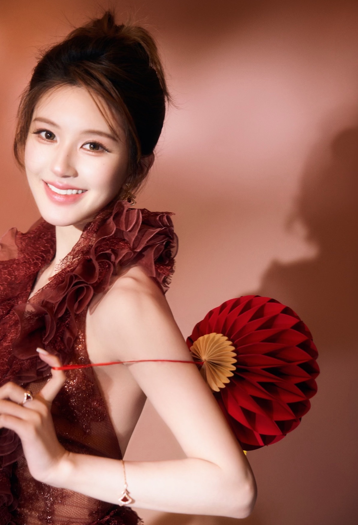 赵露思新年营业来了，灿若玫瑰，新的一年这个美露越来越好也祝大家新年快乐