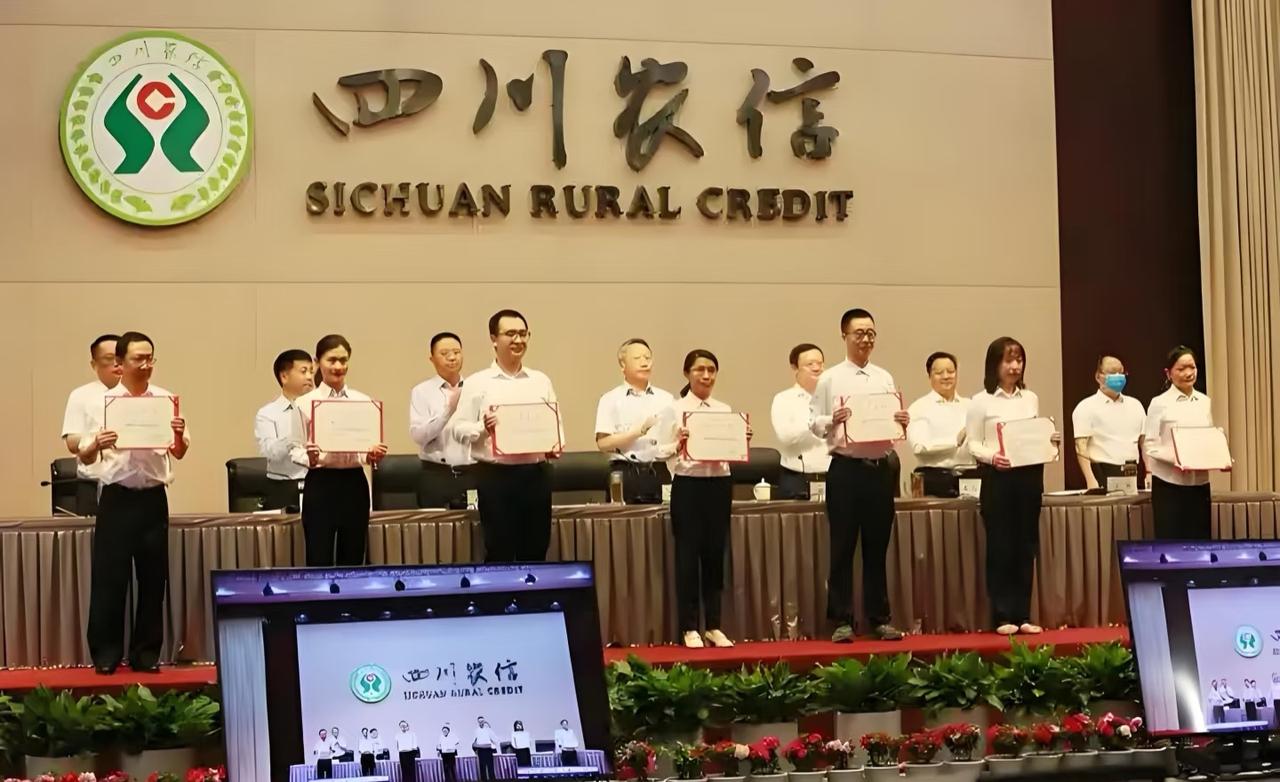 一觉睡醒，四大银行直接傻眼了！不是收大额罚单，而是四川农信银行居然挂牌卖房