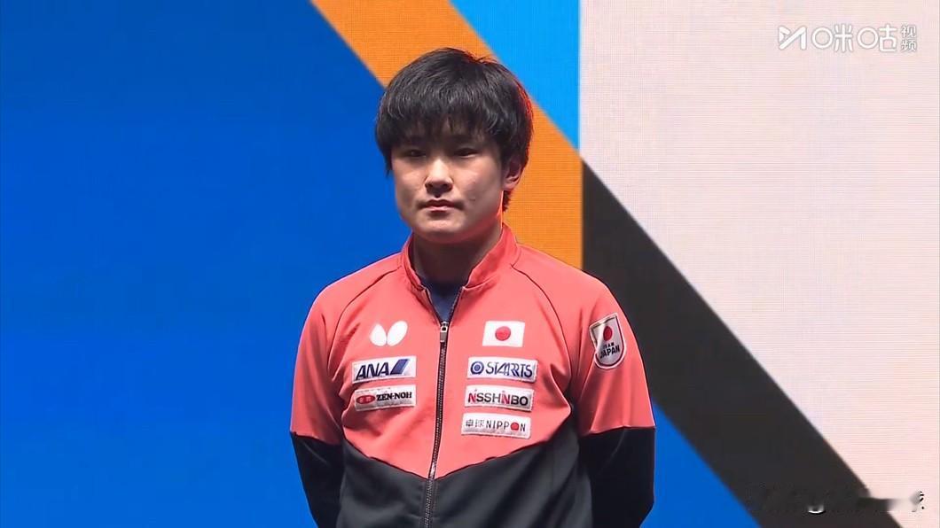 有谁注意：张本智和在颁奖仪式“全程板脸”？对比太明显了：比赛时过程，张本智