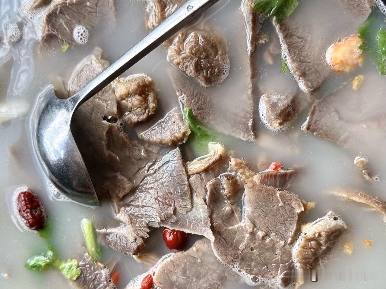 为了冬至节，我和先生提前一天买好了一腿羊肉，今天早早就炖上了。我做羊肉汤很简