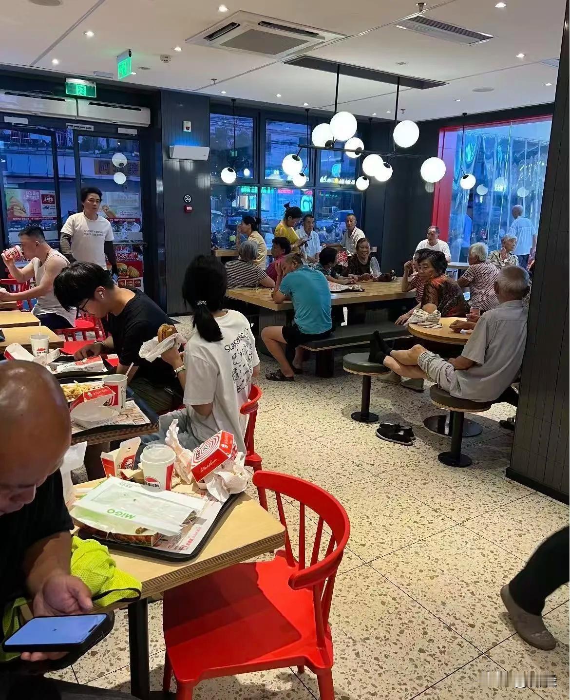 谁懂啊，现在肯德基都快被大爷大妈占满了一到夏天想来吃点东西，压根找不到空位。过