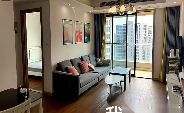 南京一个哥们住了三年房，房租纹丝不动，周围都涨疯了，就他那没动静。他一直以为