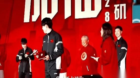 龙队那句“这锅我背不动了”，听得我一个大老爷们眼眶都酸了。真的，当那个所谓的“