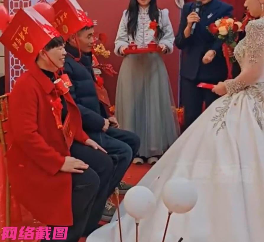 河南周口有新人结婚时面对公婆，新娘却因身穿衣物单薄而冻得发抖。此刻新娘的公公