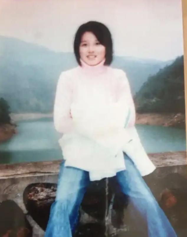 2004年，福建女大学生蔡伟娟在校园里“凭空蒸发”。为了找她，原本家产千万的富豪