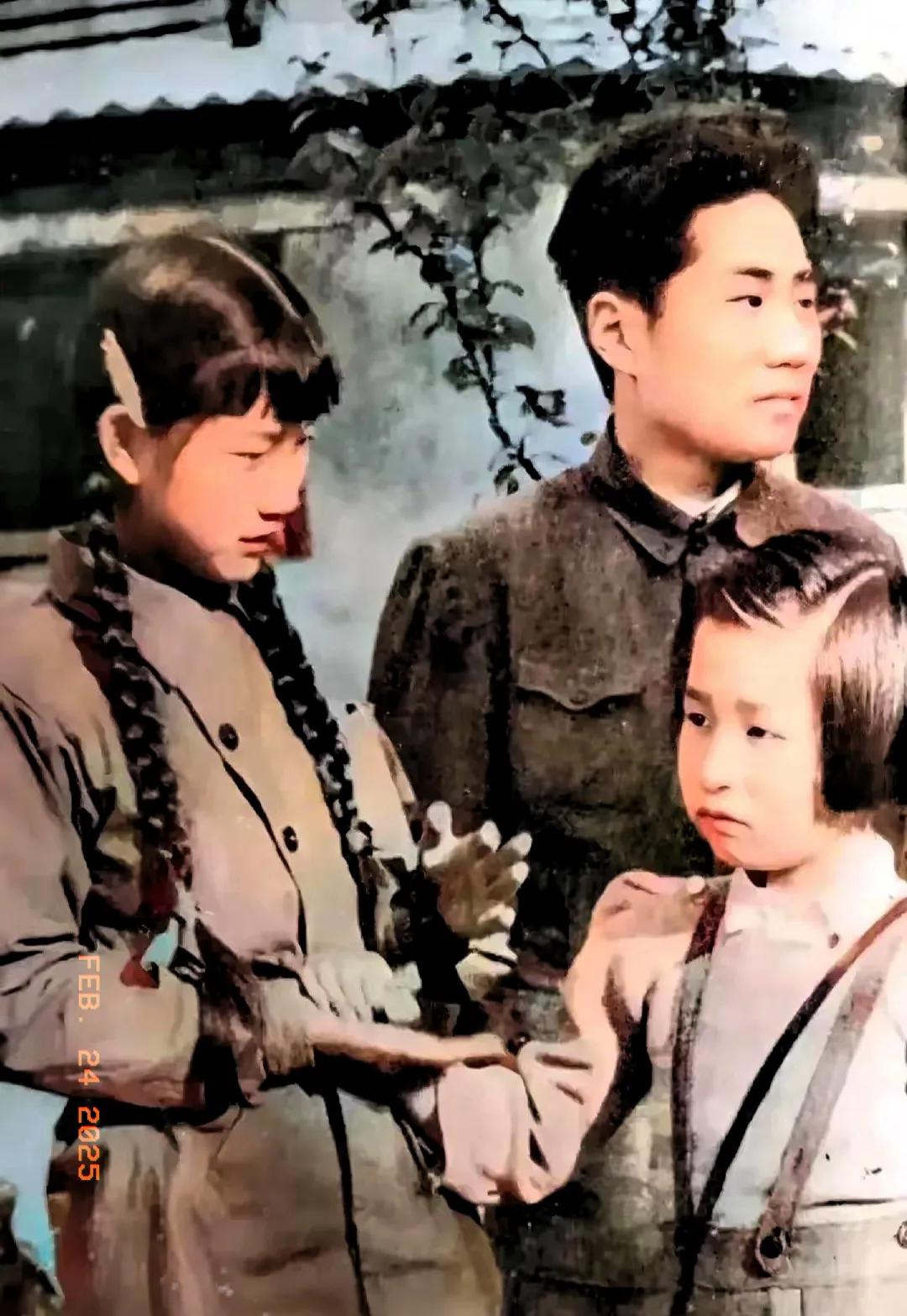 一张珍贵的老照片。这是一张1949年，毛岸英和妹妹李讷，刘思齐一起出去散步时，