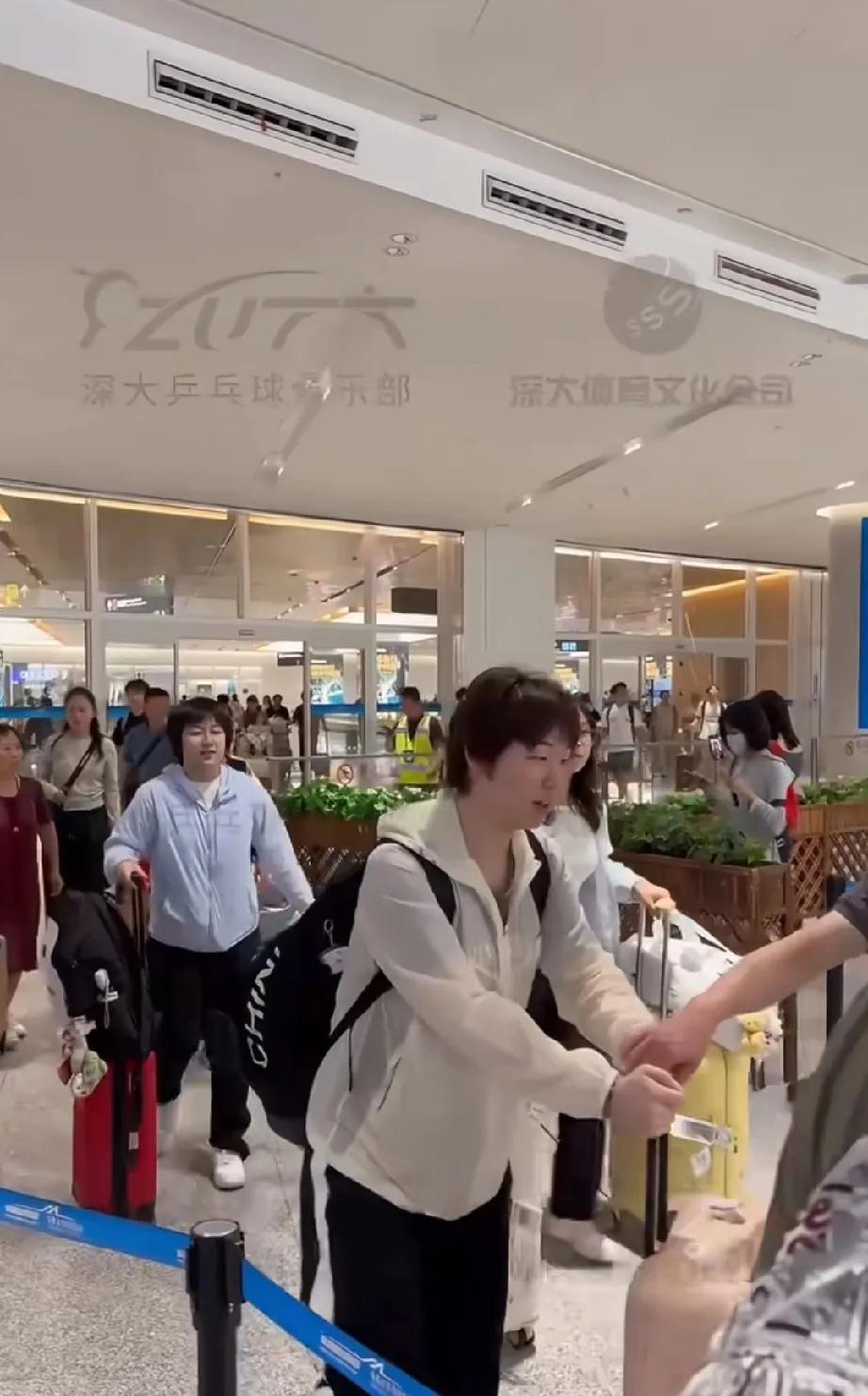 蒯曼和覃予萱到达乌鲁木齐，深大接机蒯曼和覃予萱两人同行到达新疆乌鲁木齐，深大俱