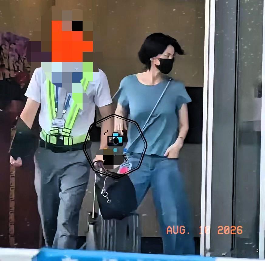 王菲，引发热议。8月10日，57岁的王菲，冲上热搜，这一次，不是因为谢霆锋隔空