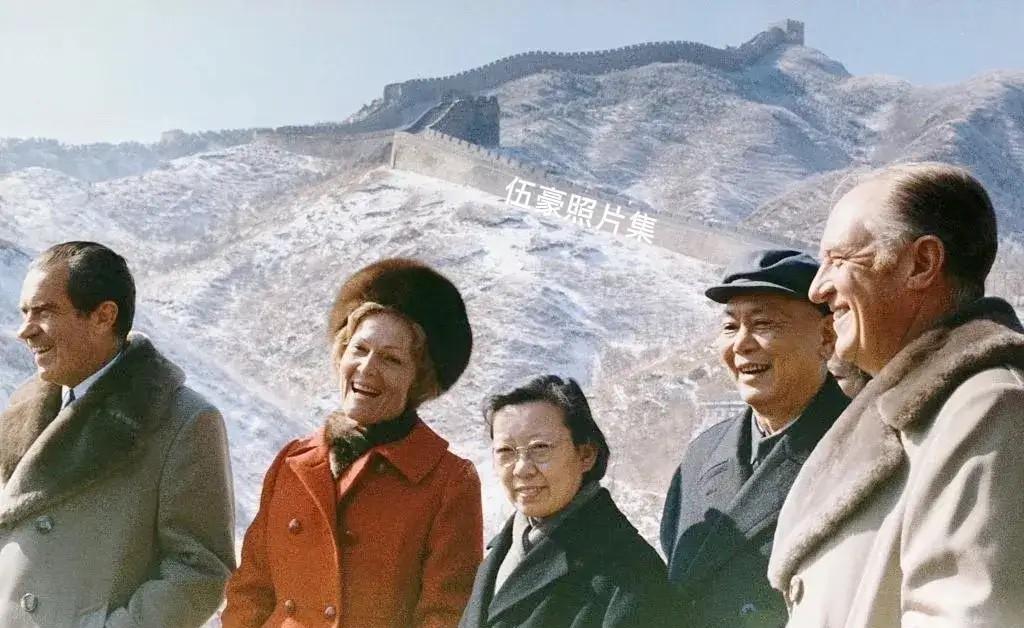 1972年2月24日，李先念副总理（右二）与夫人林佳媚（右三）陪同尼克松夫妇等在