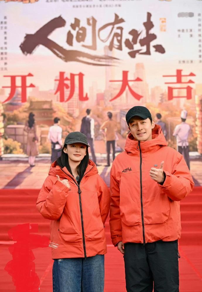 近日胡歌和李沁一起出席新剧开机仪式，两位搭配的很有情侣范儿，站在一起还很般配。