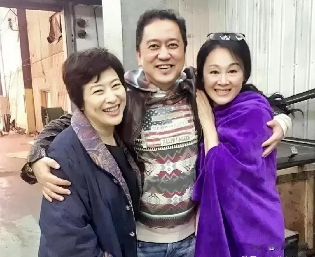左边是老戏骨许娣，右边是王姬，中间的帅哥是谁？看他气质尔雅，笑容满面，妥妥的c位