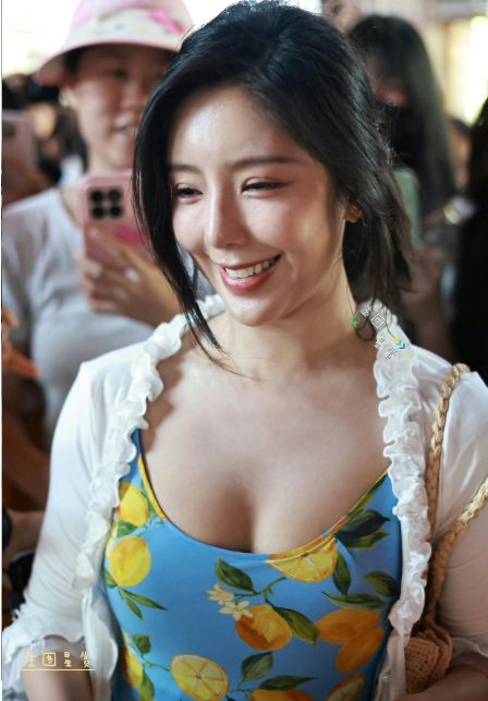 赵奕欢不愧是宅男女神，这低胸亮色印花吊带裙的装扮绝了。