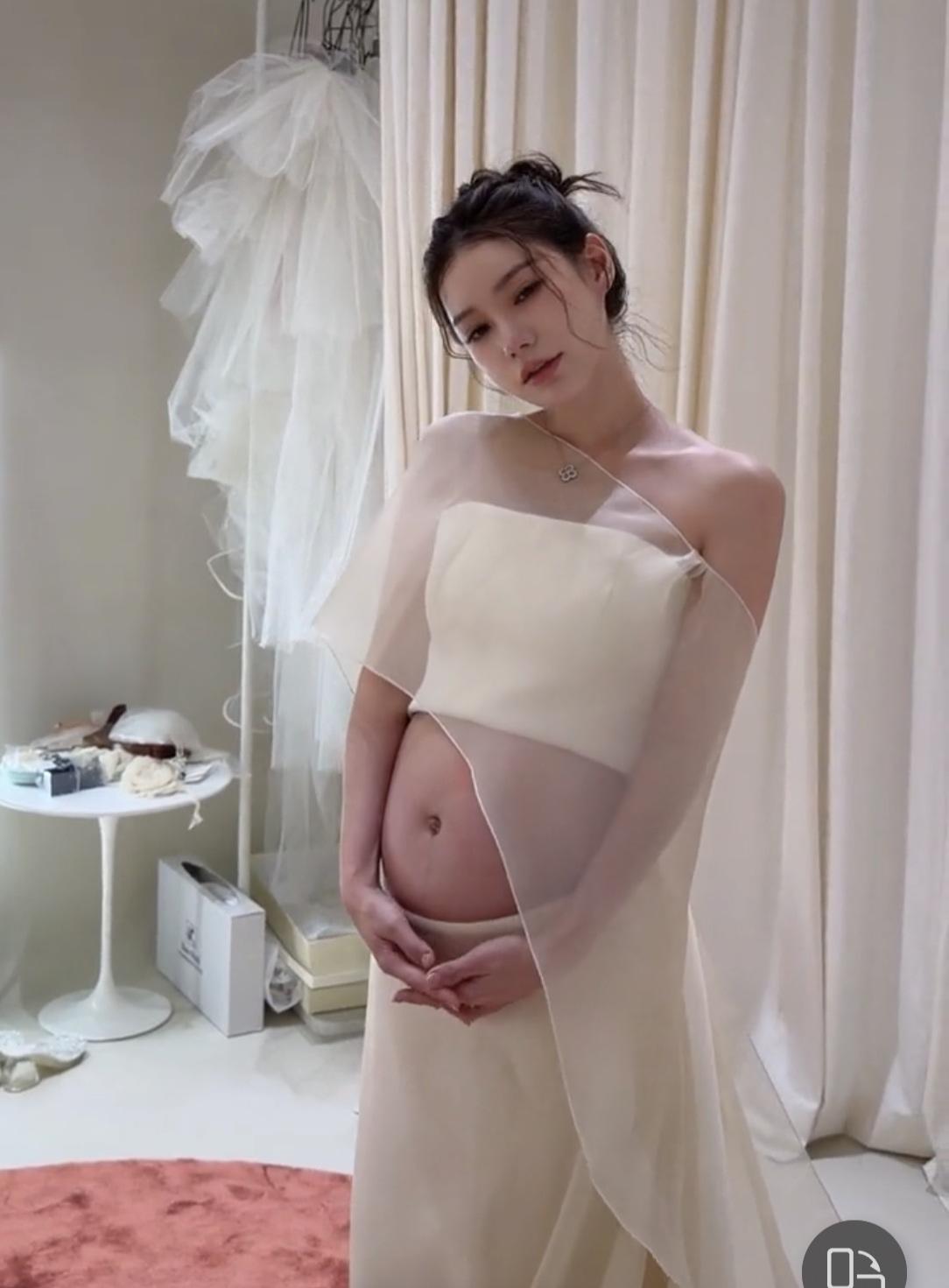 马筱梅啪啪打脸那些造谣她假怀孕的黑粉。马筱梅晒出孕妇写真圆滚滚的肚子一看就是怀孕