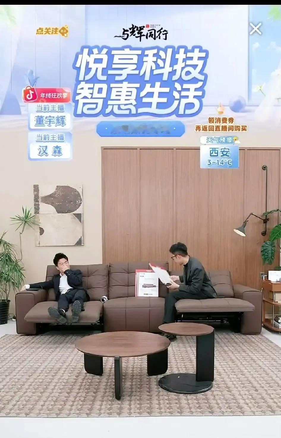 直播到声带撕裂，他说这是“最好的润喉糖”。董宇辉的嘴角又干裂起皮了。他对着镜