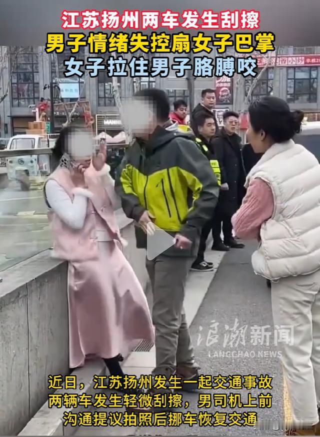 扬州，一商场停车处，女司机强行加塞，刮蹭正常行驶的车，她非但没道歉，反而把车留在