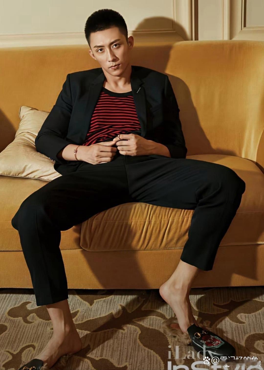 黄景瑜刚出道的时候，少年气满格，硬朗的五官自带野性张力，一眼就惊艳。